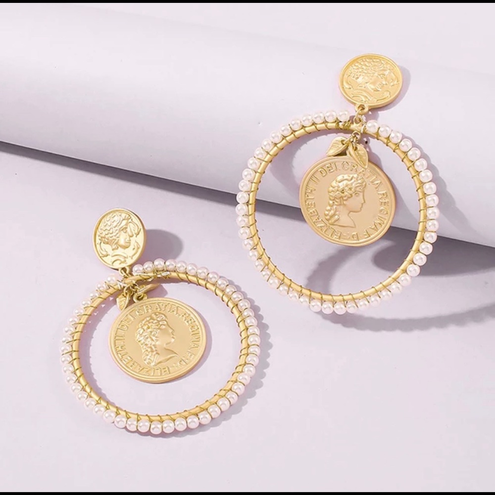 New Geometric Hollow Pearl Hoop Earrings - Picture 2 of 3